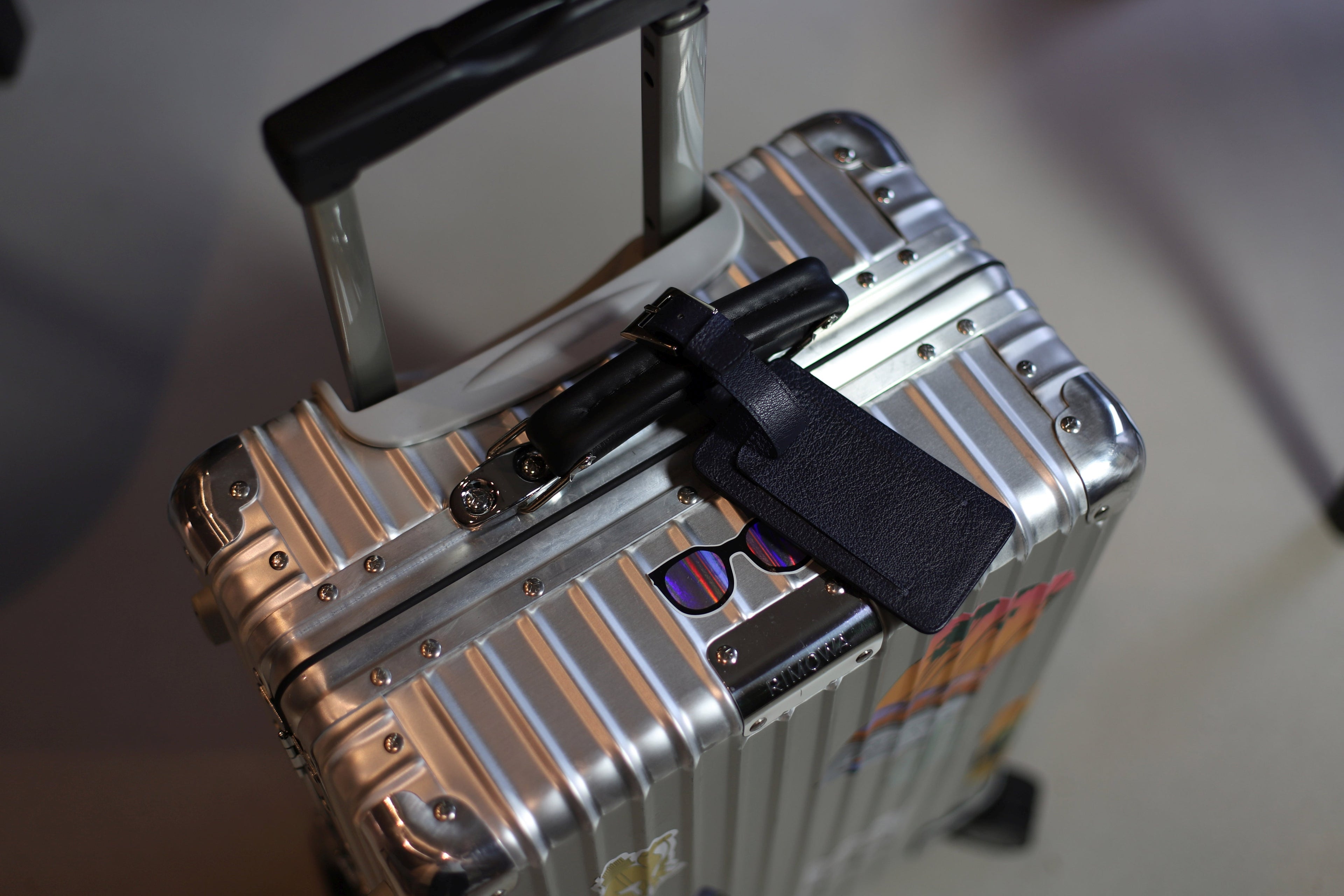 K0006DB | Luggage tag in full-grain genuine leather with a light grain. Color: Blue. Adjustable strap. Dimensions: 12 x 6.5 x 1 cm - Packaging: Rigid gift box with bottom/lid-3